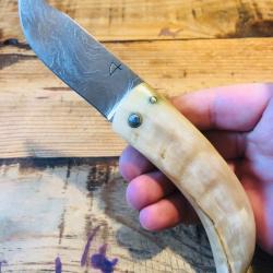 Couteau de berger de poche pliant CURNICCIOLU artisanal de collection Corse corne b&eacute;lier lame damas