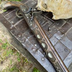 Pistolet &agrave; silex style 18&eacute;me / pirate barbaresque / orientale / factice & d&eacute;coratif.