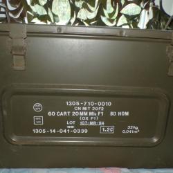 CAISSE EN METAL DE L'ARMEE FRANCAISE DE 1994 , DIMENSION LONGUEUR 60 CM HAUTEUR 40 CM LARGEUR 16 CM