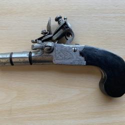 Tr&egrave;s rare pistolet &agrave; silex &agrave; deux coups avec un seul canon