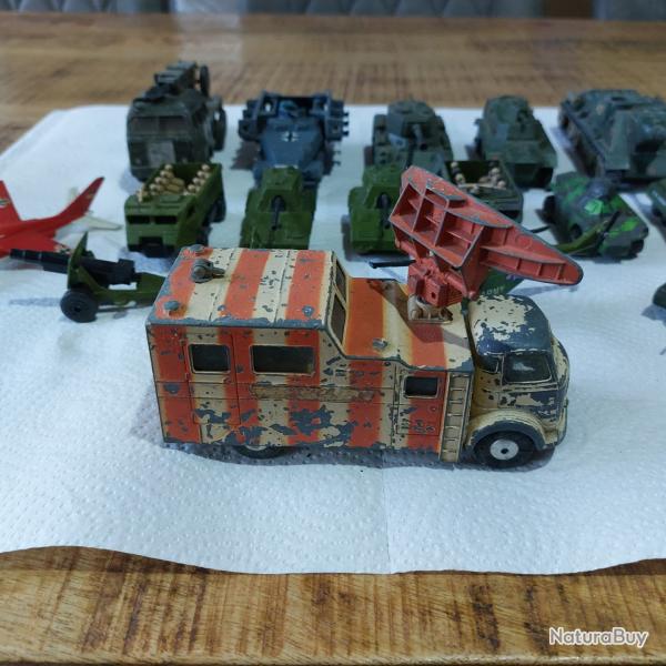 V�hicules militaires. Jouets
