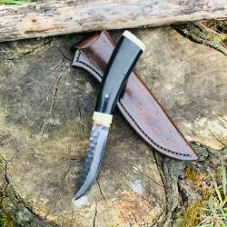 couteau de chasse d'artisan / manche en corne de taureau et ivoire de phacoch&egrave;re / lame 80crv2