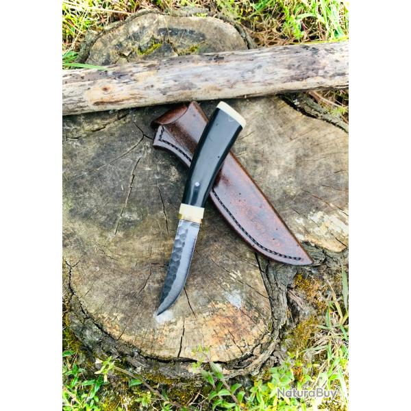 couteau de chasse d'artisan / manche en corne de taureau et ivoire de phacoch�re / lame 80crv2