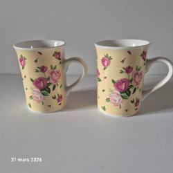 Lot de 2 jolis mugs fleuris, motif de roses tr&egrave;s romantique