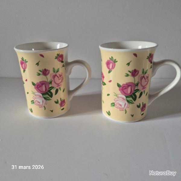 Lot de 2 jolis mugs fleuris, motif de roses tr�s romantique