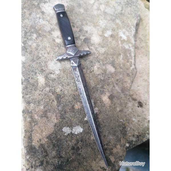 Dague de vertu �b�ne