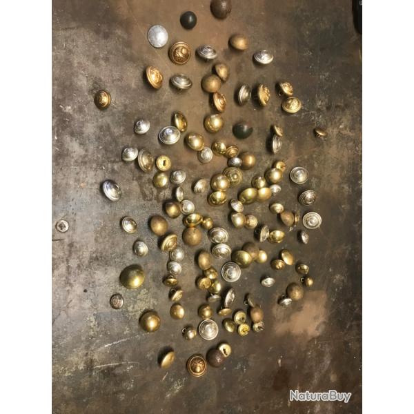 Lot de boutons militaires