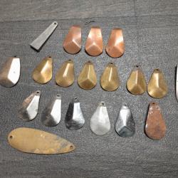 Lot d'anciennes palettes pour fabrication de cuill&egrave;rs // P&ecirc;che truite brochet carnassiers