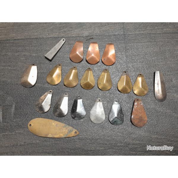 Lot d'anciennes palettes pour fabrication de cuill�rs // P�che truite brochet carnassiers