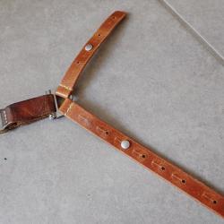 Curiosit&eacute; suisse : passant pour port dague avec 2 cuirs mont&eacute;s sur un crochet triangulaire. A identi