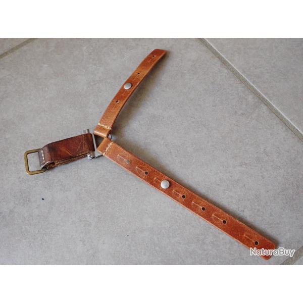 Curiosit� suisse : passant pour port dague avec 2 cuirs mont�s sur un crochet triangulaire. A identi