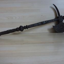 Ancienne h&acirc;che de style m&eacute;di&eacute;val, en fer, tr&egrave;s d&eacute;cor&eacute;e