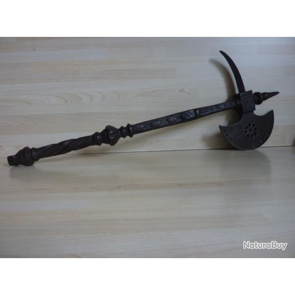 Ancienne h�che de style m�di�val, en fer, tr�s d�cor�e