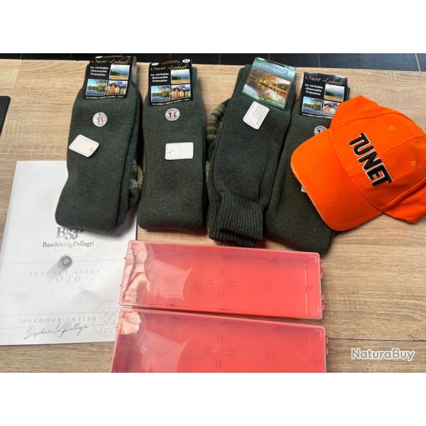 Ultime lot de paire de chaussette +  cadeaux � vendre aux ench�res destockage chasse armurerie tunet