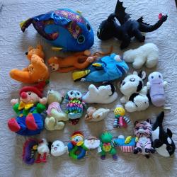 Lot de 23 peluches de diff&eacute;rents mod&egrave;les et diff&eacute;rentes tailles.