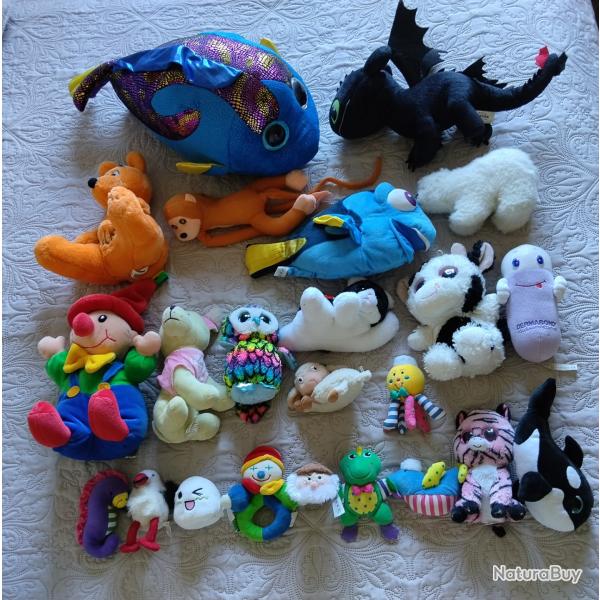 Lot de 23 peluches de diff�rents mod�les et diff�rentes tailles.