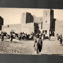 maroc chars de combat devant un ksar ,