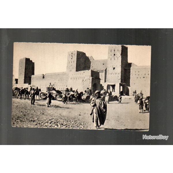 maroc chars de combat devant un ksar ,