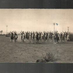spahis marocains chargeant , troupes coloniales indig&egrave;nes , cpa