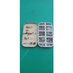 BOITE A MOUCHES WHEATLEY SILMALLOY ALU BROSSE AVEC PLUS D UNE CENTAINES DE MOUCHES  .