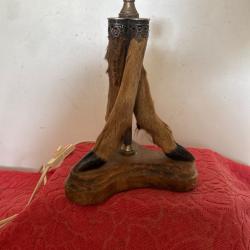 Lampe r&eacute;alis&eacute;e avec pattes de chevreuils.  Electrifiee