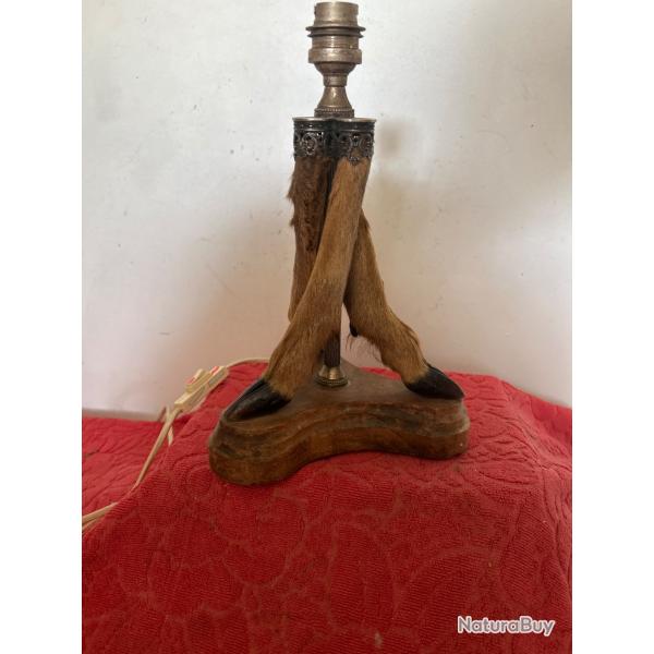 Lampe r�alis�e avec pattes de chevreuils.  Electrifiee