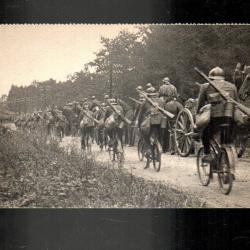peloton cycliste doublant une colonne d'artillerie cpa