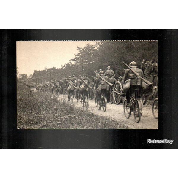peloton cycliste doublant une colonne d'artillerie cpa