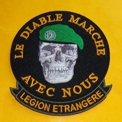 TISSU PATCH : LEGION ETRANGERE , LE DIABLE MARCHE AVEC NOUS&nbsp;&nbsp;, DIAMETRE 9 CM , BON ETAT VOIR PHOTO .