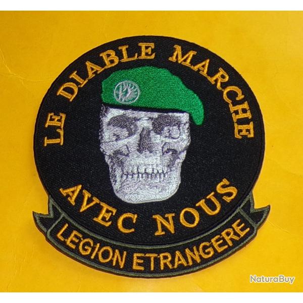 TISSU PATCH : LEGION ETRANGERE , LE DIABLE MARCHE AVEC NOUS��, DIAMETRE 9 CM , BON ETAT VOIR PHOTO .