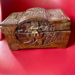 Coffret ancien Enti&egrave;rement sculpt&eacute; en bois de camphrier fn XIXE -d&eacute;but 20e