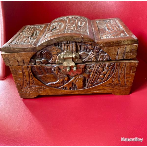 Coffret ancien Enti�rement sculpt� en bois de camphrier fn XIXE -d�but 20e