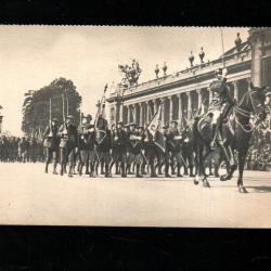 d&eacute;fil&eacute; devant le grand palais cpa