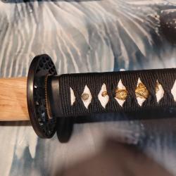 UNIQUE KATANA AU MANCHE EN SOIE TRESS&Eacute;E NOIRE ET PEAU DE RAIE blanche , SAYA EN BAMBOU, LAME ROUGE.