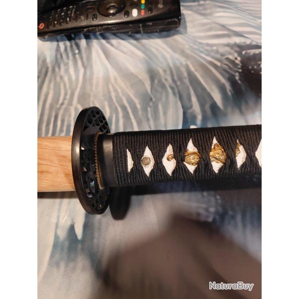 UNIQUE KATANA AU MANCHE EN SOIE TRESS�E NOIRE ET PEAU DE RAIE blanche , SAYA EN BAMBOU, LAME ROUGE.