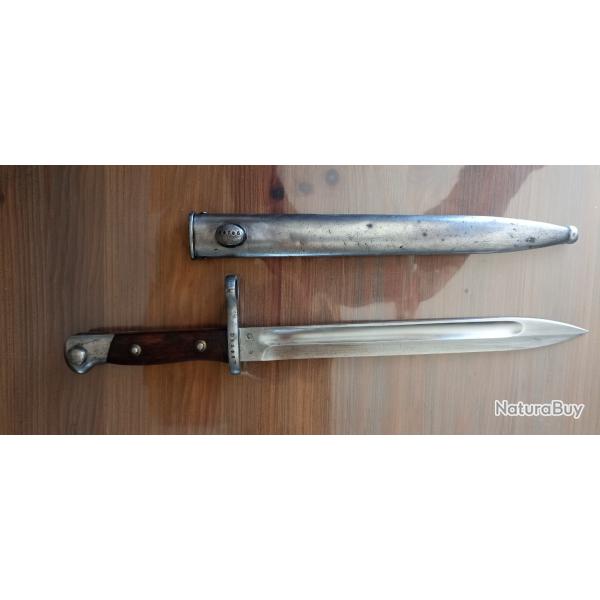 Baillonette Solingen en tr�s bon �tat deux num�ros diff�rents sur le fourreau et baillonette