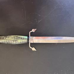 Poignard Fran&ccedil;ais B&eacute;ret rouge