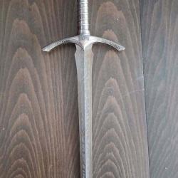 &eacute;p&eacute;e/dague courte dor&eacute;e grav&eacute;e (Le Seigneur des Anneaux ?)