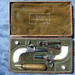 Cassette n&eacute;cessaire Paire de petits Pistolets de poche &agrave; percussion Caron Paris