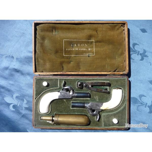 Cassette n�cessaire Paire de petits Pistolets de poche � percussion Caron Paris