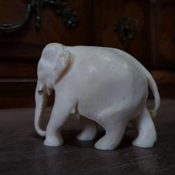 UNE STATUETTE D'UN ELEPHANT