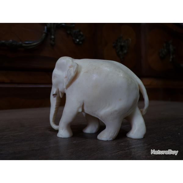 UNE STATUETTE D'UN ELEPHANT