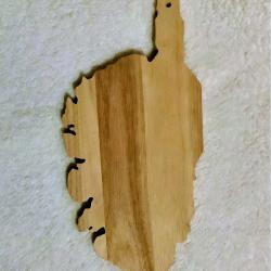 Planche a d&eacute;couper en forme de l'&icirc;le de beaut&eacute;.