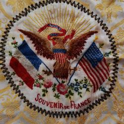BRODERIE en SOIE 1&egrave;re guerre SOUVENIR DE FRANCE aigle & drapeau am&eacute;ricain, fran&ccedil;ais, taie oreiller