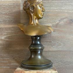 Buste f&eacute;minin en bronze sign&eacute; A. Falgui&egrave;re ? Belle &Eacute;poque ? fin XIX? si&egrave;cle