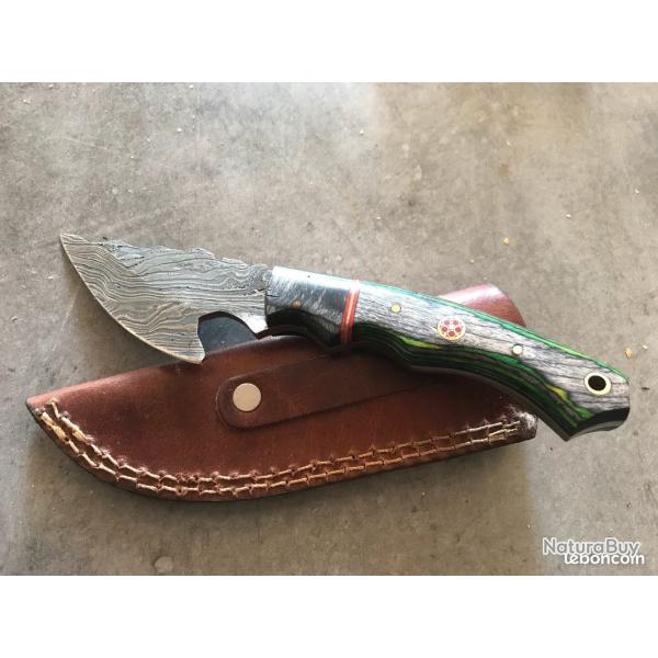 Beau et tr�s solide couteau de chasse ou de collection Damas et bois d'olivier