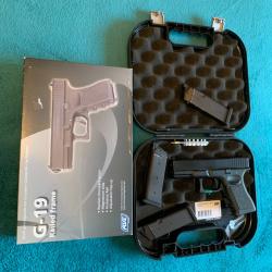 R&eacute;plique de poing &agrave; gaz G 19 KWA / ASG + 3 Chargeurs