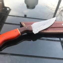 Superbe et solide couteau de chasse et de collection Damas et bois d'olivier