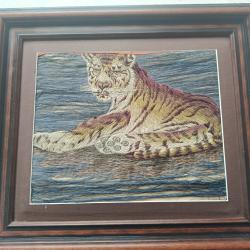 broderie sur soie : TIGRE assis, travail VIETNAM ann&eacute;es 1940 cadre bois, Indochine XX&deg;, colonial
