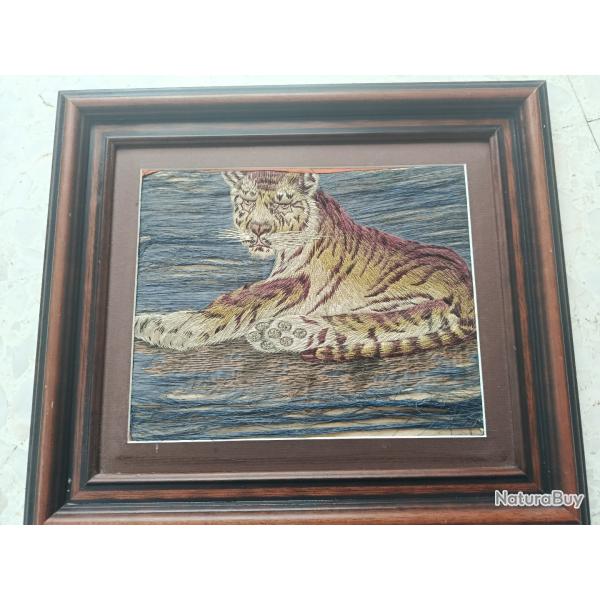 broderie sur soie : TIGRE assis, travail VIETNAM ann�es 1940 cadre bois, Indochine XX�, colonial